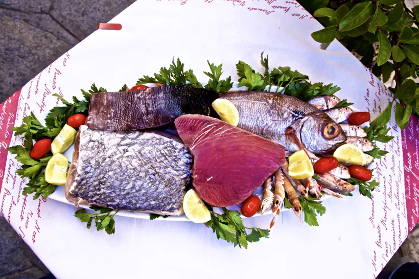 Crudo di pesce e tonno su un grande piatto