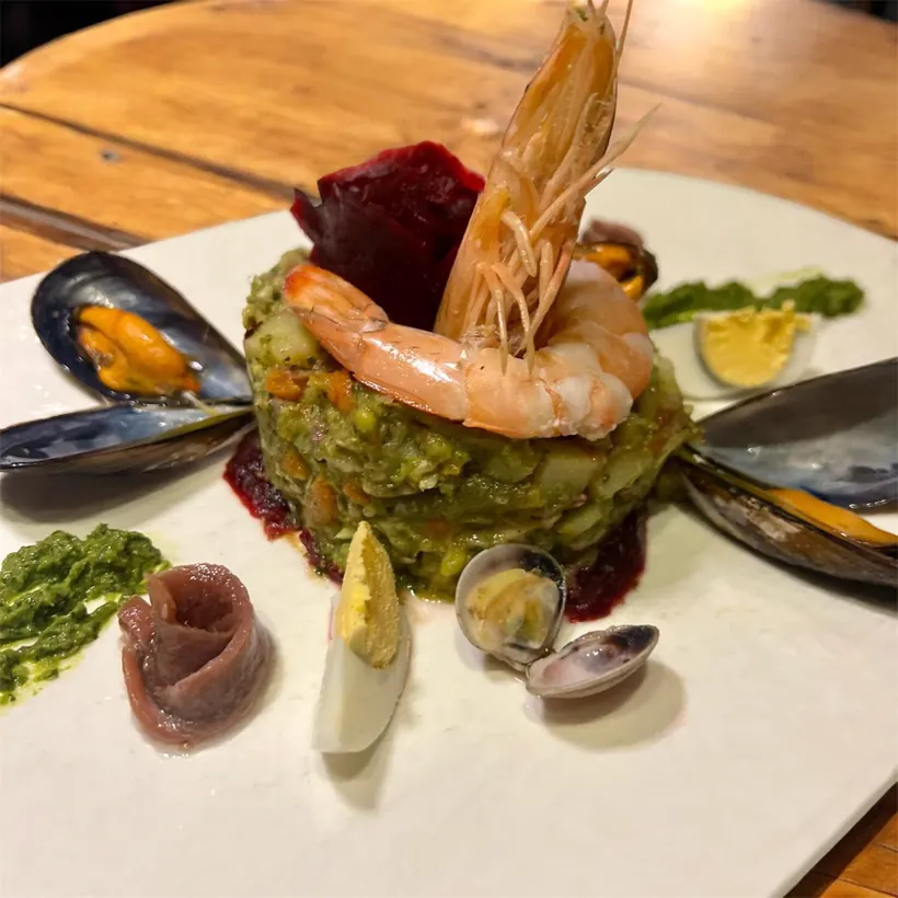 Piatto di gamberi e mare dalla cucina di Gustò