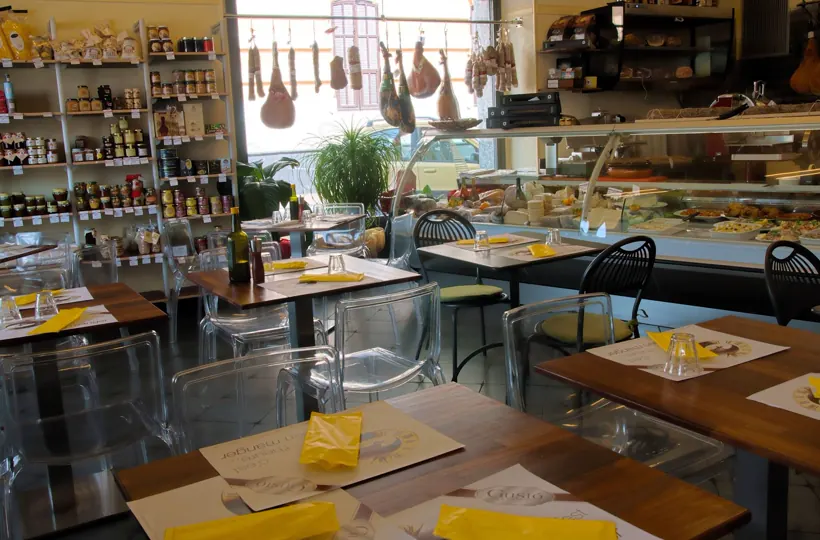 La sala con gli scaffali dei vini